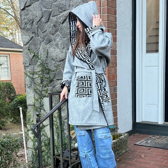 MADE IN ITALY OVERSIZED FABULOUS HOODED LONG BELTED COAT WITH POCKETS - Picture 1 of 5